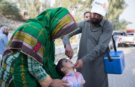 Archivo: Trabajadores de la salud en un puesto de vacunación en Antock, Punjab (Pakistán)